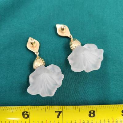 BEAUTIFUL GOLD TONED & GLASS FLOWERED EARRINGS