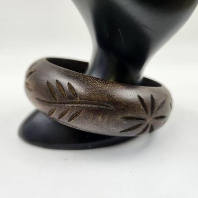 VINTAGE WOODEN CARVED BANGLE BRACELET