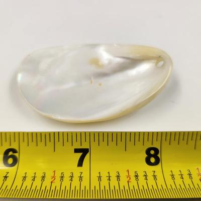 BEAUTIFUL MOTHER OF PEARL SHELL PENDANT