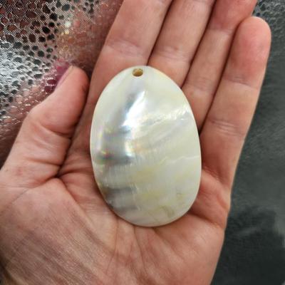 BEAUTIFUL MOTHER OF PEARL SHELL PENDANT