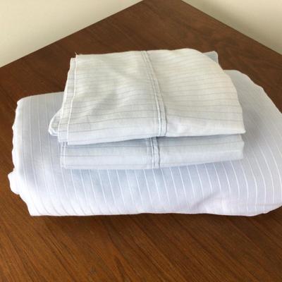 Lot. 8441. King Flat Sheet with 2 Pillow Cases