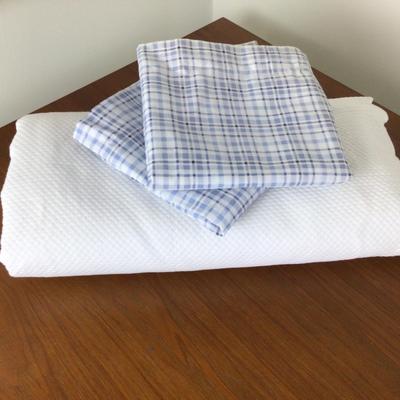 Lot.8444. King Coverlet with 2 Laura Ashley Pillow Cases