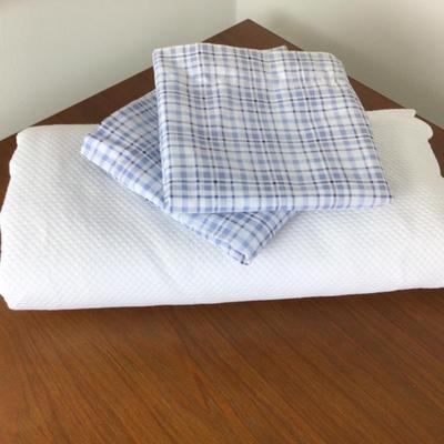 Lot.8444. King Coverlet with 2 Laura Ashley Pillow Cases