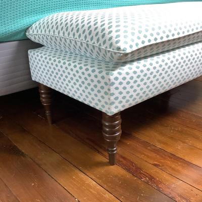 Lot 8406  Skyline Furniture Upholstered Mahogany Pillow Top Designer Bench
