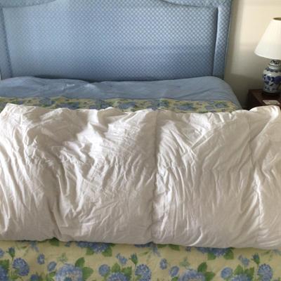 Lot. 8488. King Down Comforter with 2 small pillow inserts