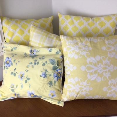 Lot. 8489. Set of 5 decorative yellow pillows and 1 blue pillow
