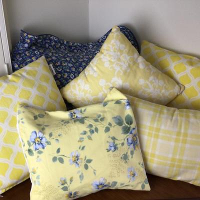 Lot. 8489. Set of 5 decorative yellow pillows and 1 blue pillow