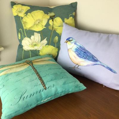 Lot. 8491. Set of 3 decorative pillows
