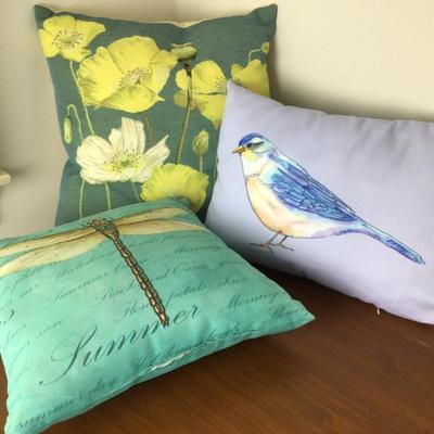 Lot. 8491. Set of 3 decorative pillows