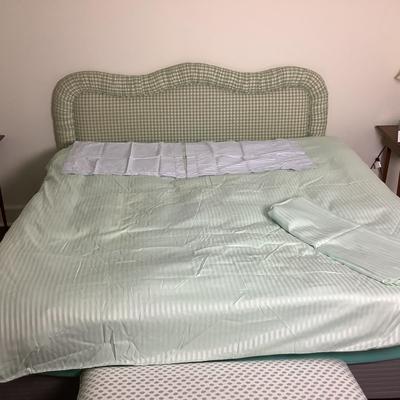 Lot 8412 Schweitner Queen/King Lt. Green Duvet Cover, Matching Flat Sheet/Pair of Lt Blue Pillow Shams
