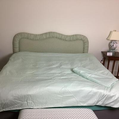 Lot 8412 Schweitner Queen/King Lt. Green Duvet Cover, Matching Flat Sheet/Pair of Lt Blue Pillow Shams