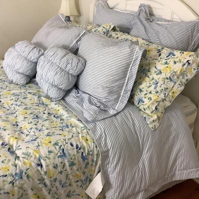 Lot 8415  Laura Ashley King Size Reversible Comforter, Bedskirt, Six Large Shams/ Pillows, Two Smaller Throw Pillows