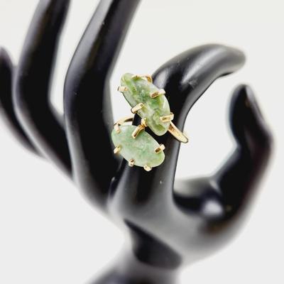 VINTAGE SARAH COVENTRY FAUX JADE GOLD TONED RING