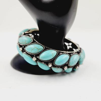 FANTASTIC HOWLITE HINDGED BRACELET