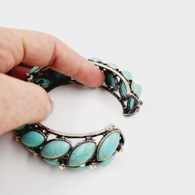 FANTASTIC HOWLITE HINDGED BRACELET