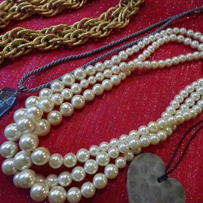 LOT 61. COSTUME JEWELRY NECKLACES