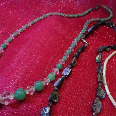 LOT 62. COSTUME JEWELRY NECKLACES