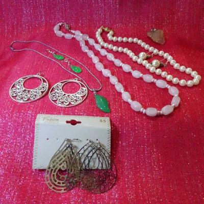 LOT 64. COSTUME JEWELRY NECKLACES AND EARRINGS
