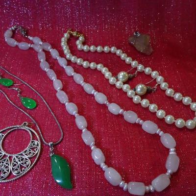 LOT 64. COSTUME JEWELRY NECKLACES AND EARRINGS