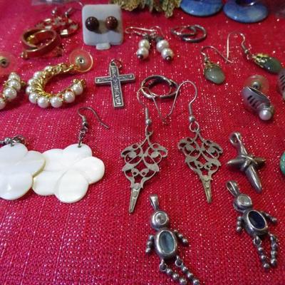 LOT 66. COSTUME JEWELRY EARRINGS