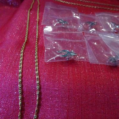 LOT 68 COSTUME JEWELRY NECKLACE AND PINS