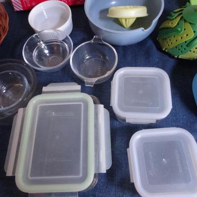 LOT 77.  STORAGE CONTAINERS AND KITCHEN ITEMS