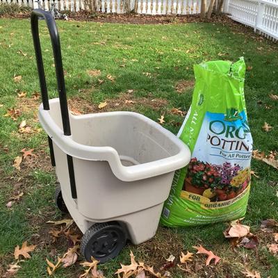 8450 Suncast Bucket on Wheels with Organic Potting Soil