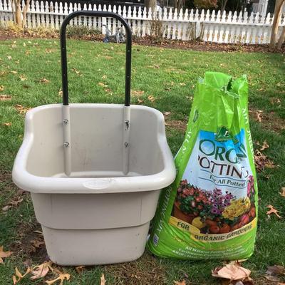 8450 Suncast Bucket on Wheels with Organic Potting Soil