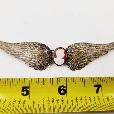 VINTAGE CAMEO WITH METAL ANGEL WINGS BROOCH