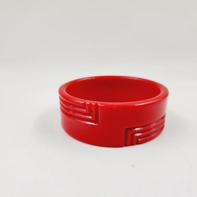 VINTAGE RESIN CARVED RED BRACELET