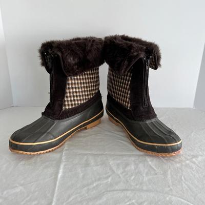 8496 Womenâ€™s Artic Plunge Boots Size  8.5