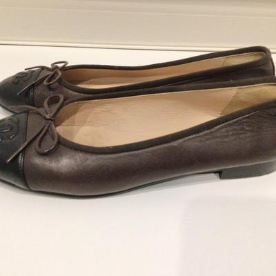Lot. 8512. Chanel Black and Brown Ballerina Flats with Bow, 8.5