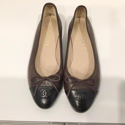 Lot. 8512. Chanel Black and Brown Ballerina Flats with Bow, 8.5