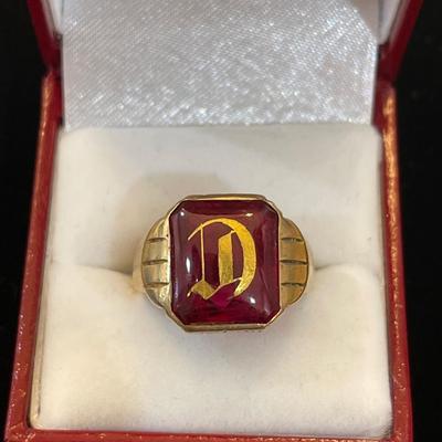 10 kt gold ring red stone