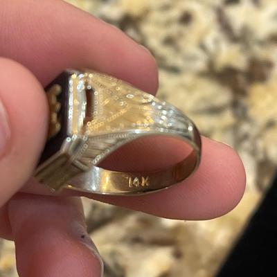 14kt gold ring with â€œEâ€