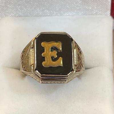 14kt gold ring with â€œEâ€