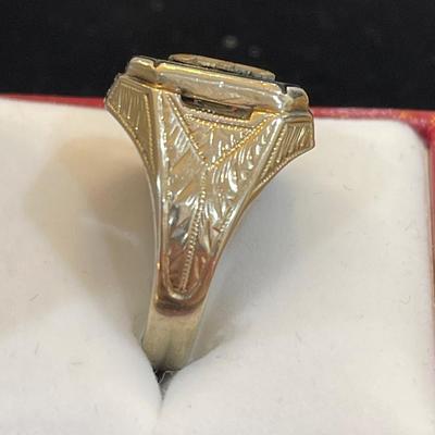 14kt gold ring with â€œEâ€