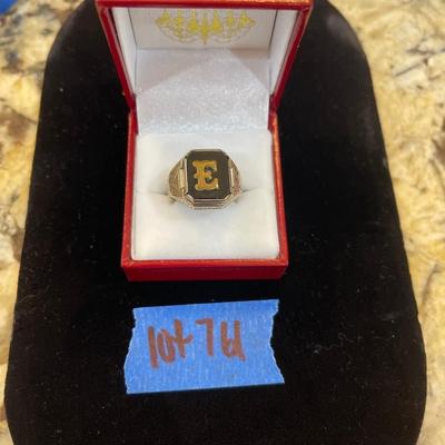 14kt gold ring with â€œEâ€