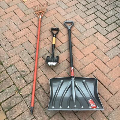 8462 Snow shovel, small rake and small craftsman shovel