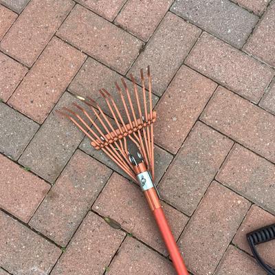 8462 Snow shovel, small rake and small craftsman shovel