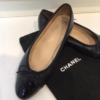 .8516. CHANEL Patent Leather Ballerina Flats with Bow