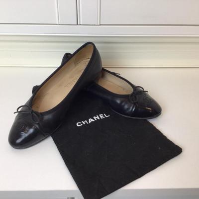.8516. CHANEL Patent Leather Ballerina Flats with Bow