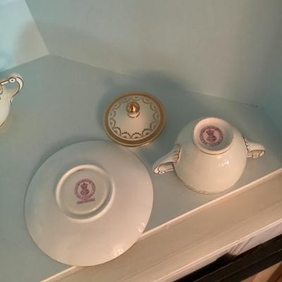 Lot 8543. Mintonâ€™s, made in England, Bouillon Cups/Saucers/Lids
