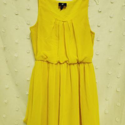 iZ BYER SIZE LARGE YELLOW FLOWING WOMENS DRESS
