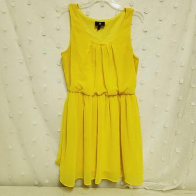 iZ BYER SIZE LARGE YELLOW FLOWING WOMENS DRESS