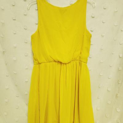 iZ BYER SIZE LARGE YELLOW FLOWING WOMENS DRESS