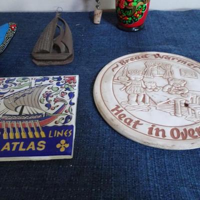 LOT 89. HOME DECOR