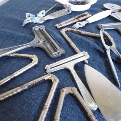 LOT 87. KITCHEN TOOLS