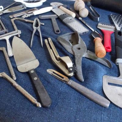 LOT 87. KITCHEN TOOLS