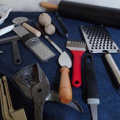 LOT 87. KITCHEN TOOLS